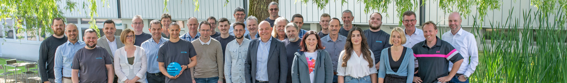 avi_gruppenbild__2_.png avi_gruppenbild__2_.png